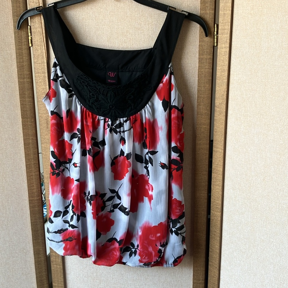 FINAL MARKDOWN Ladies wrapper top small